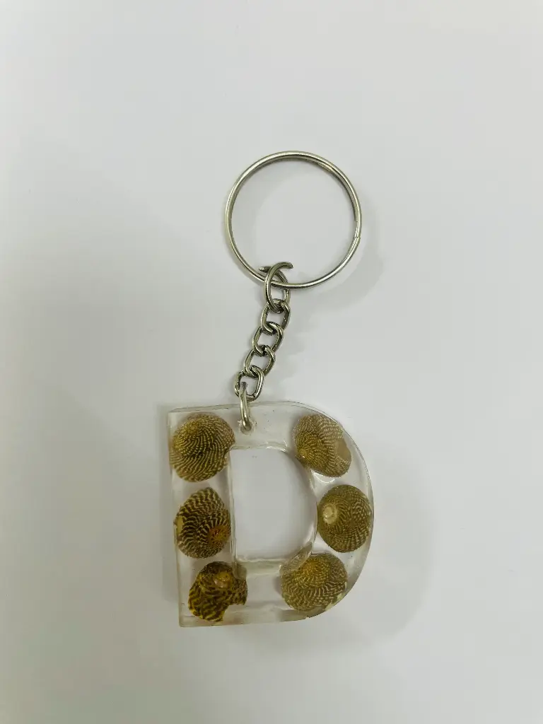 Letter 'D' with sea shells Keychain -GMK011