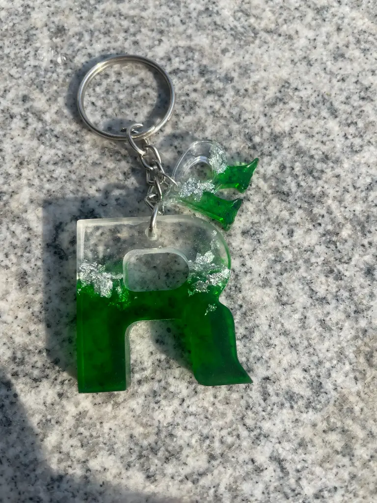 Letter 'R' in green with charm Keychain -GMK041