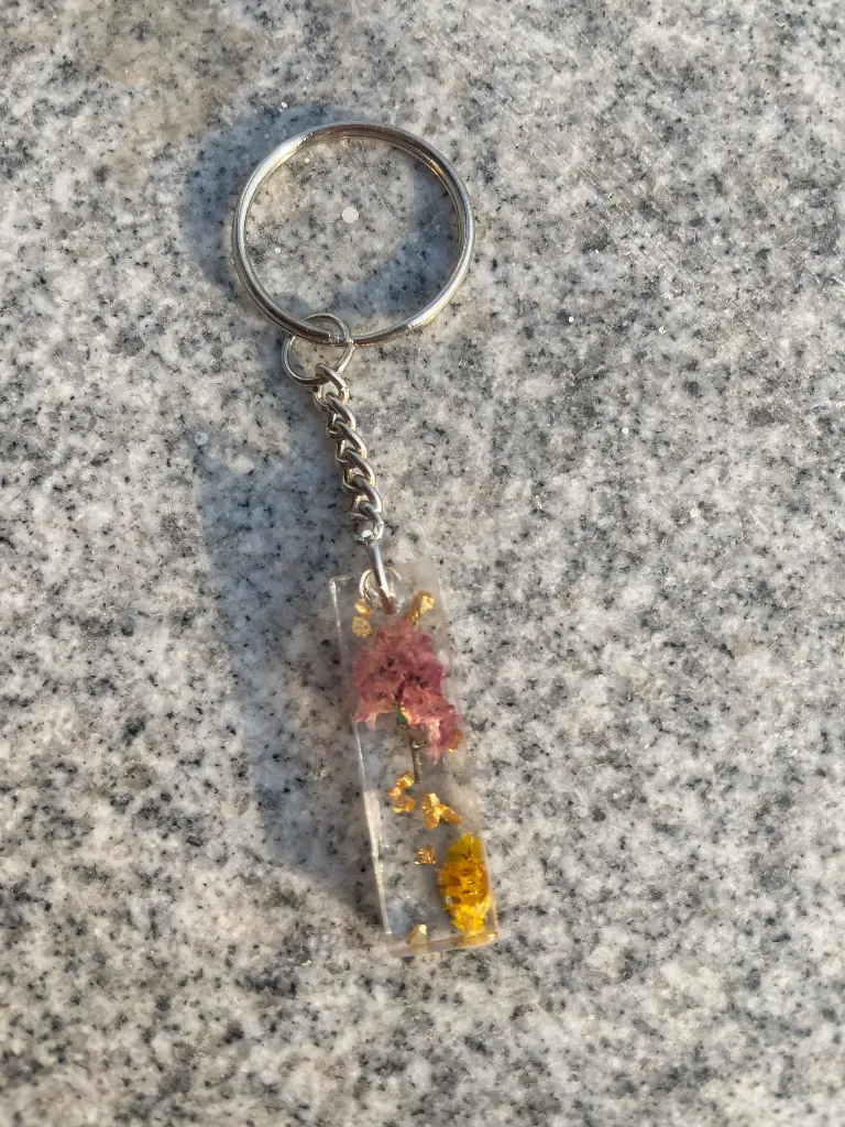 Letter 'I' in flower petals Keychain -GMK062