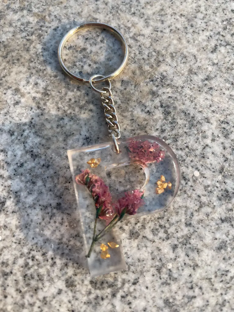 Letter 'P' with flower petals Keychain -GMK075