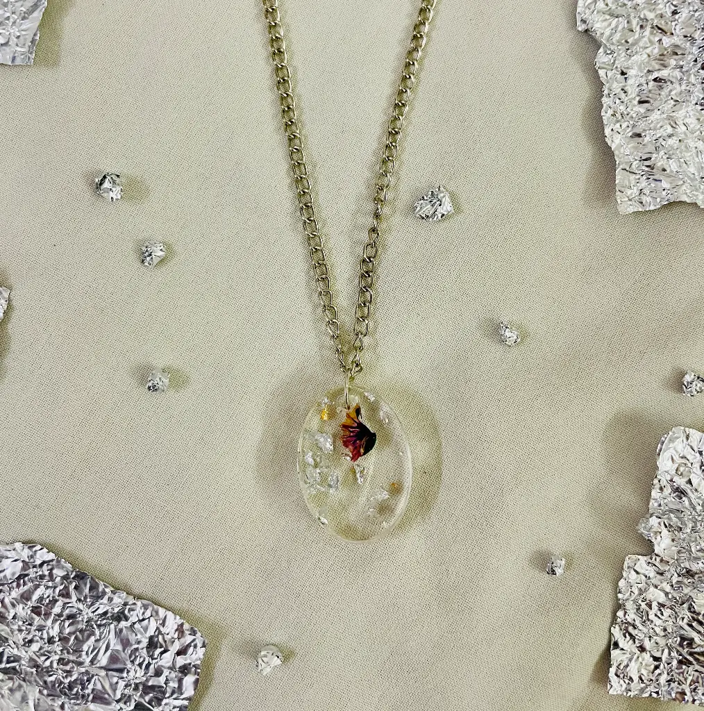 A flower with silver flakes Locket -GML012