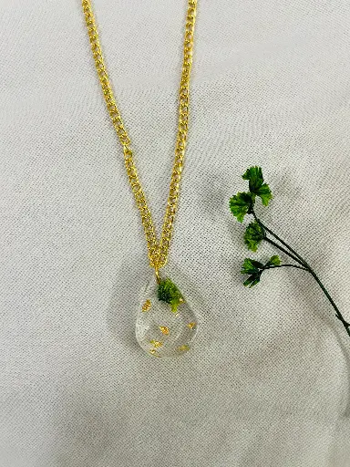 A leaf with gold flakes drop Locket -GML016